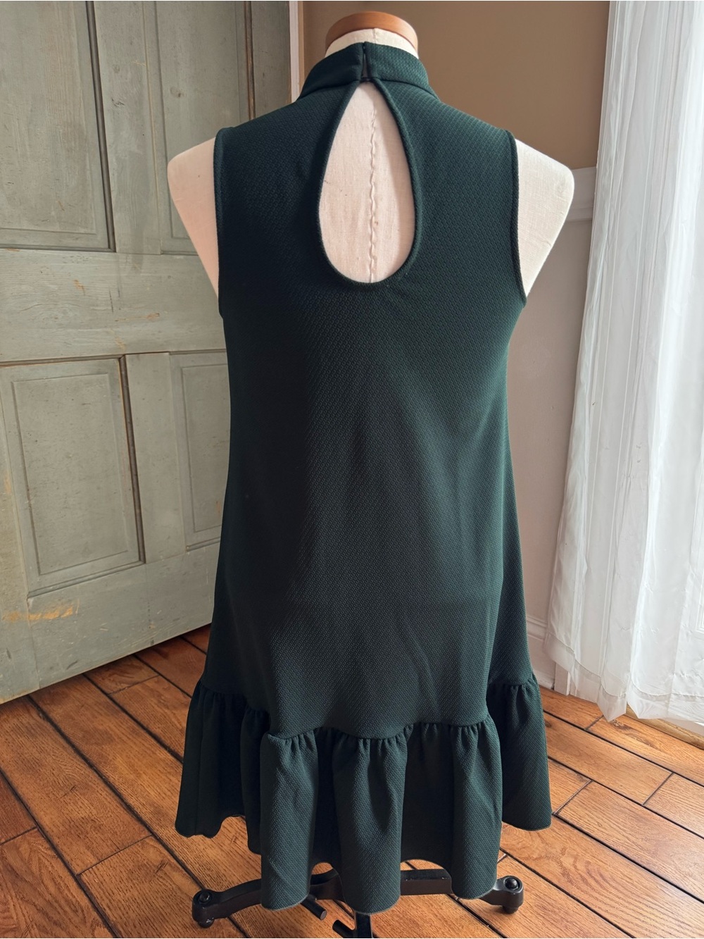 Trina Turk Maka Sleeveless Textured Mock Neck Ruffle Hem‎ Keyhole Back Dress Sm